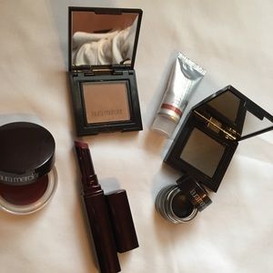 A 10 piece set of Laura Mercier make up